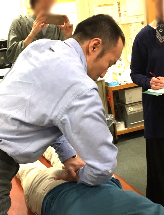 東洋の氣功と西洋のカイロプラクティックが融合